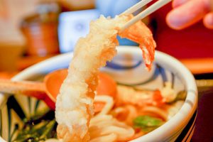 阪急茨木駅から徒歩10分!釜揚げ饂飩「唐庵」のエビ天ワカメうどんで大満足!!