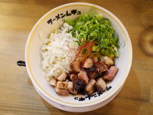 京都 四条烏丸に”NEW”オープン 「ラーメンムギュ vol.2」オススメ!吊るしチャーシューたっぷり”まぜそば”レビュー!!