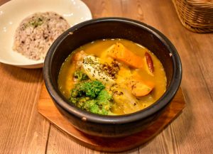 東梅田のグツグツ系!薬膳石焼スープカレー専門店 Spice&Sweets KAJU