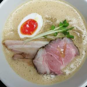 ふんわり泡系ラーメンが人気!ラーメン家 みつ葉