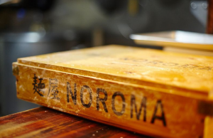 鶏をガツンと感じる白湯スープが人気!麺屋NOROMA