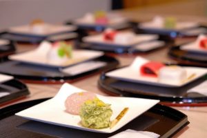 梅が見頃を迎える京都・北野天満宮で京菓子コレクションが開催されます!