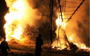 【お家から楽しもう】圧巻の光景!今年も「弓削の火祭り」が開催