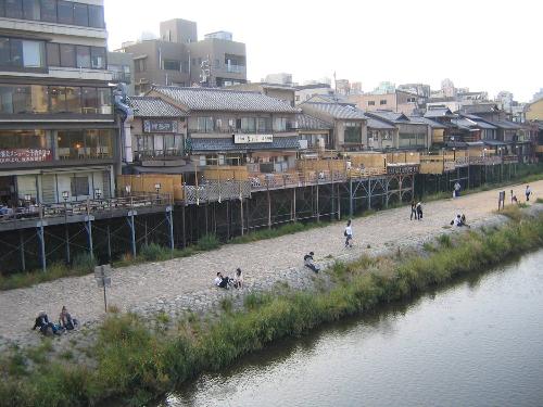 京都の夏の風物詩「鴨川納涼床」が今年もやってくる！