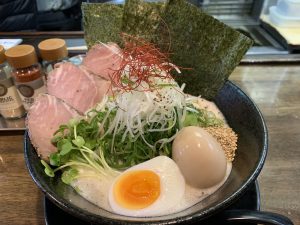 【フカクサ製麺食堂】白いスープが特徴的なおさかな鶏白湯ラーメンが絶品