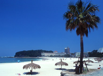 海外リゾート地を彷彿させる白い砂浜【白良浜】