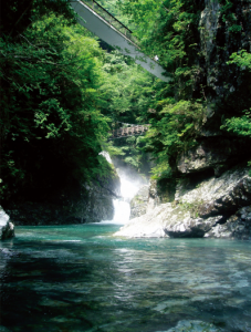 マイナスイオンを全身に浴びられる!「みたらい渓谷」